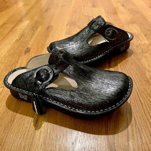 NWOB Women's Alegria Classic Pewter Thumbprint Clogs Mules Shoes Size 38 or 7